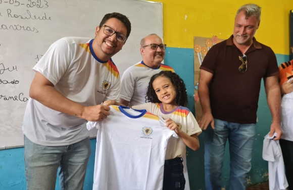 Prefeitura de Santa Rosa de Lima entrega fardamentos escolares em todas as escolas da rede municipal de ensino