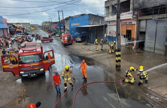 Corpo de Bombeiros combate incêndio em oficina na avenida Euclides Figueiredo