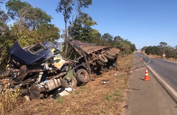 Caminhoneiro sergipano é arremessado de carreta e morre em MG