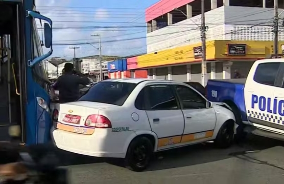 Táxi, ônibus e viatura da PM colidem em cruzamento na Região Central de Aracaju