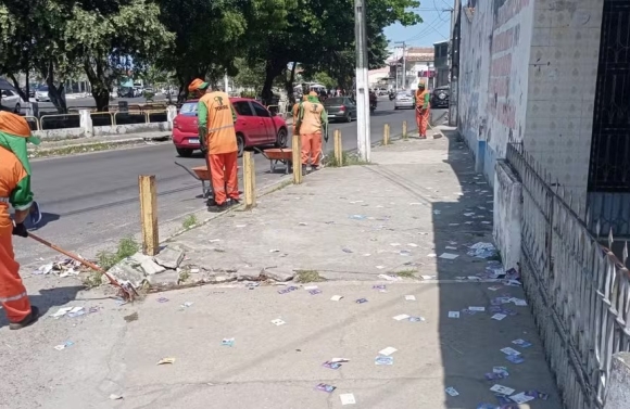 Um dia após eleição, cerca de 500 quilos de lixo são recolhidos nos locais de votação em Aracaju