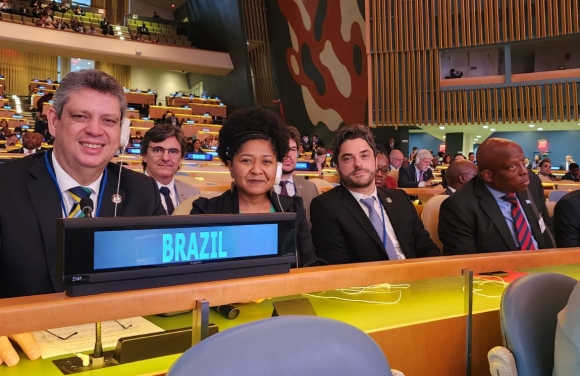 Representando o presidente Lula, ministro Márcio Macêdo discursa em evento da ONU e destaca retorno do Brasil aos debates internacionais