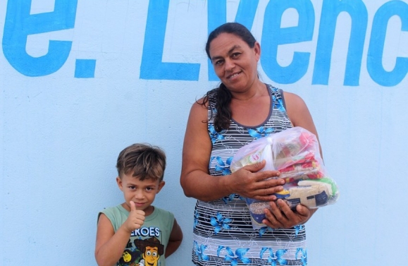 Prefeitura de Japoatã entrega dos kits de alimentação para famílias dos alunos da rede municipal de ensino