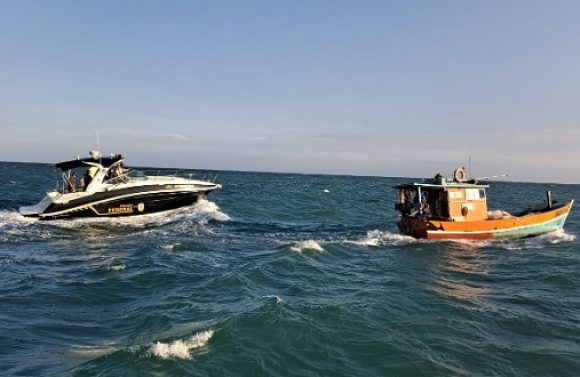 Em operação com a Marinha, PF prende três pescadores por pesca ilegal