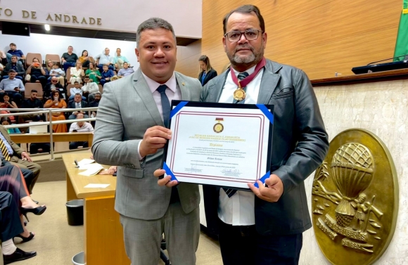 Radialista Gilson Ramos é homenageado por propositura do deputado estadual Kaká Santos