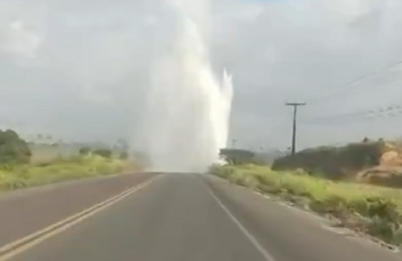 Rompimento em adutora provoca falta de água em Lagarto e Simão Dias