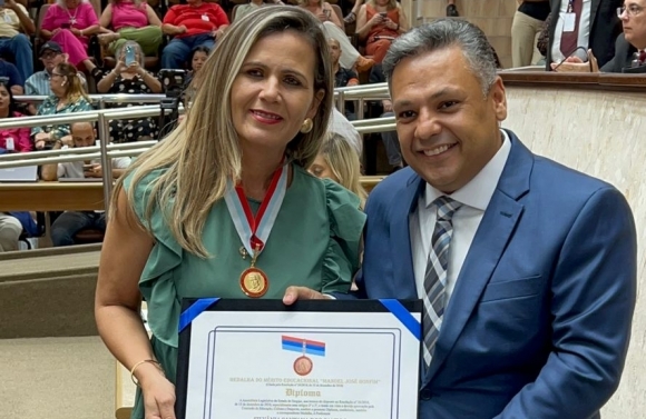 Durante sessão especial na Alese, Ibrain de Valmir homenageia Professora Silvânia Santana