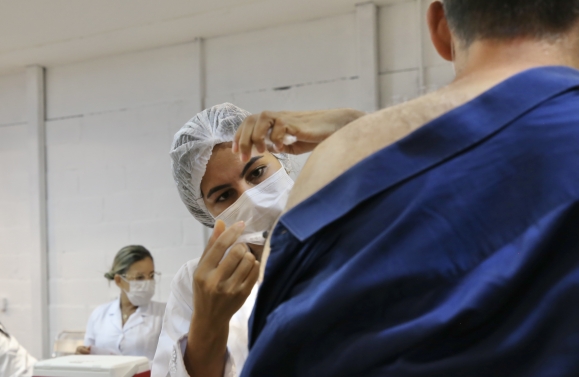 Vacinação contra covid e influenza continua nos shoppings neste sábado, 15