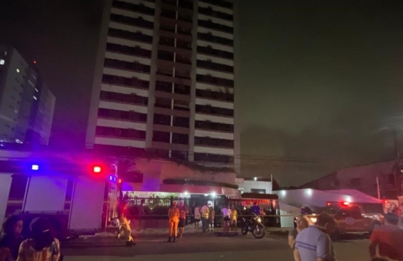 Corpo de Bombeiros combate incêndio em apartamento na capital sergipana