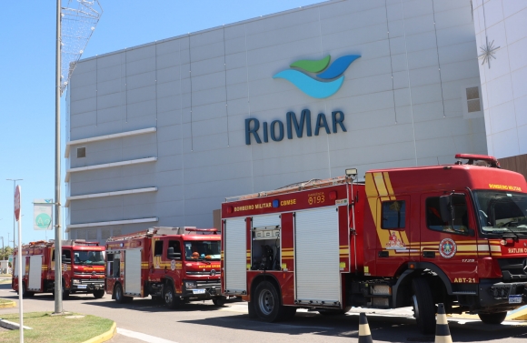 Corpo de Bombeiros atende ocorrência de incêndio em restaurante de shopping na capital