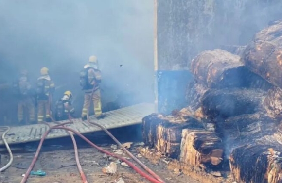 Incêndio atinge galpão que armazenava material reciclável em Socorro