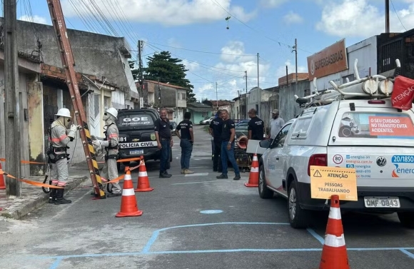 Quatro pessoas são conduzidas à delegacia durante operação para coibir furto de energia elétrica em Socorro