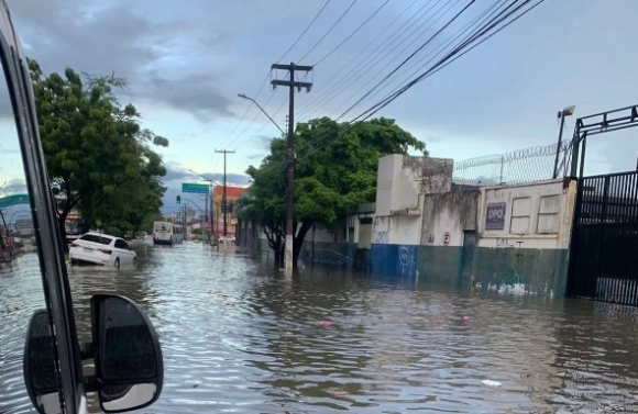 Fortes chuvas voltam a causar alagamentos em bairros de Aracaju