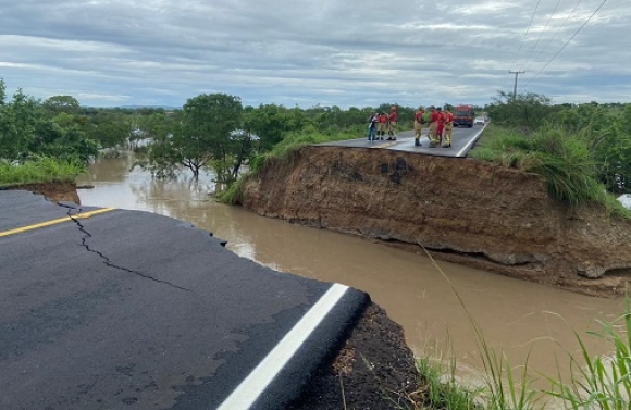 Três carros são 'engolidos' por cratera na rodovia SE-290 após fortes chuvas em Sergipe