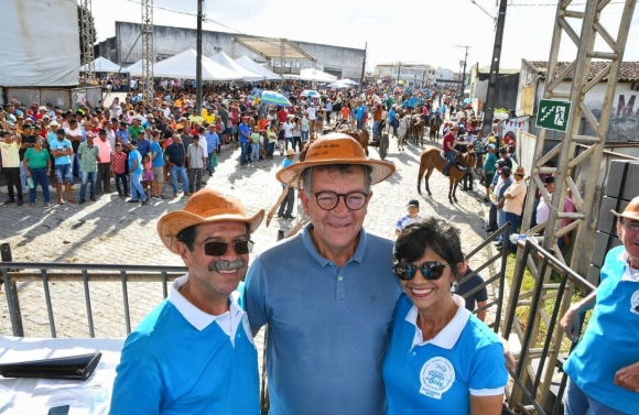 Em Tomar do Geru, Laércio Oliveira participa da Festa do Carro de Bois