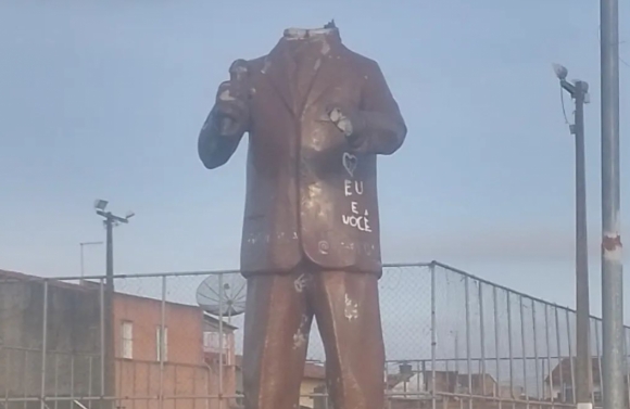 Estátua do deputado Joaldo Barbosa é alvo de vandalismo em Boquim