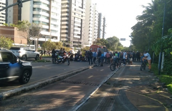 Ciclista morre após ser atropelado por veículo na avenida Beira Mar