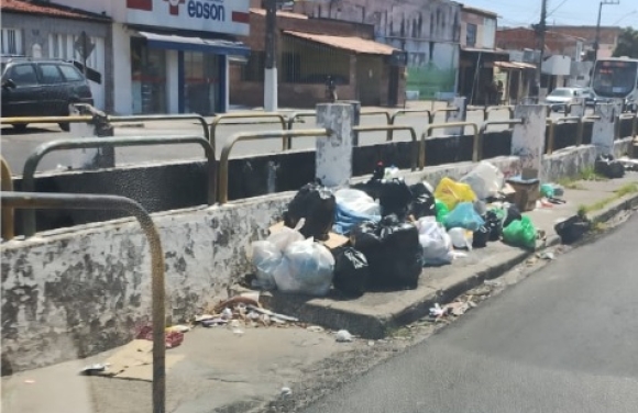 Lixo se acumula em Aracaju um dia após a suspensão da coleta