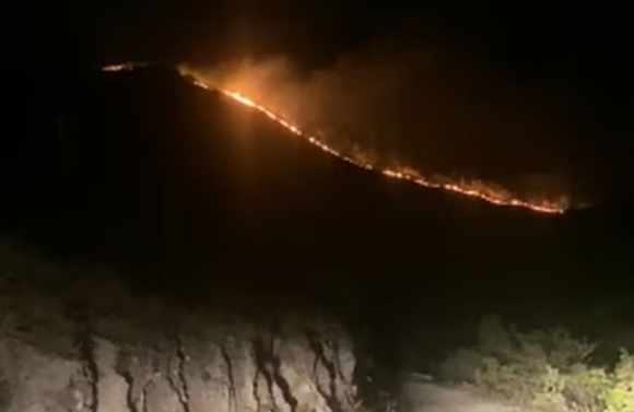 Incêndio atinge vegetação na Serra da Miaba em São Domingos