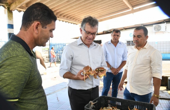 Em Pirambu, Senador Laércio Oliveira conhece trabalho de associação de beneficiamento de pescados