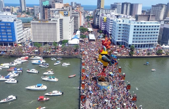 Bloco Galinha da Madrugada, em Pacatuba, abre circuito do Galo da Madrugada de Recife