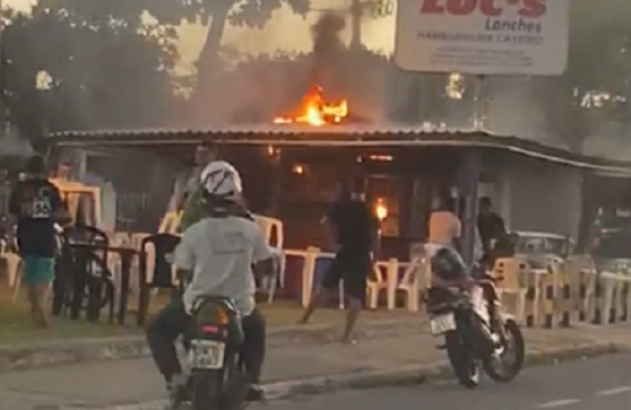 Incêndio em lanchonete deixa uma pessoa ferida no bairro Pereira Lobo