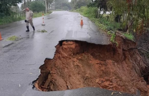 Trecho da pista que liga Própria a Japoatã e Neópolis cede e forma cratera