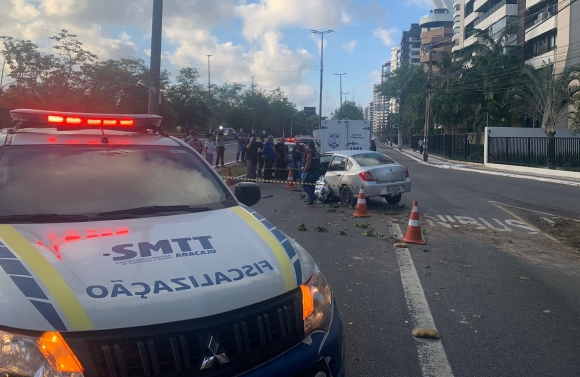 Condutor morre após se chocar com base de semáforo na Av. Beira Mar