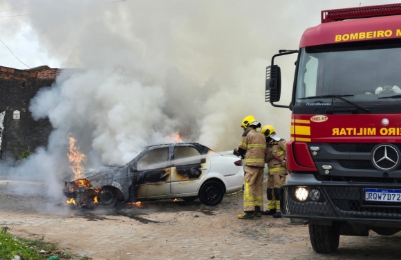 Corpo de Bombeiros atende ocorrência de incêndio em veículo no município de Nossa Senhora do Socorro