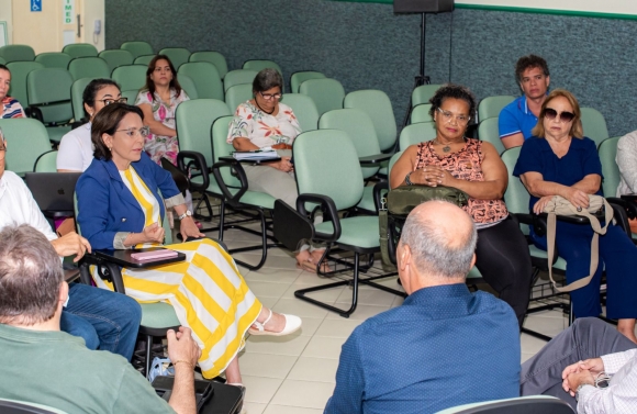 SINDIMED: Emília ouve denúncias de precarização da categoria na rede municipal de Aracaju
