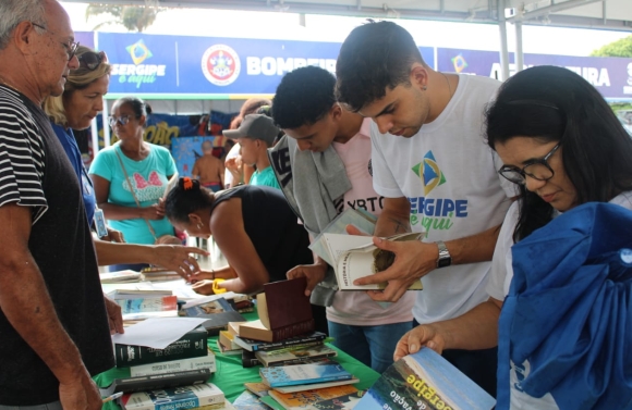 Deso distribui livros e incentiva leitura à população de Umbaúba