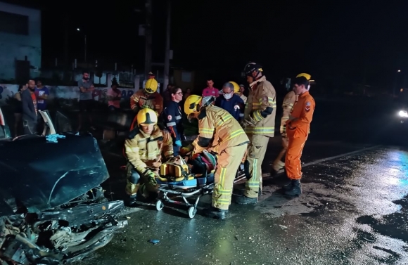 Bombeiros realizam resgate de vítima presa às ferragens em acidente envolvendo caminhão e carro de passeio na BR-101