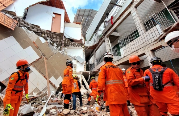 Bombeiros completam dois dias de busca e chega a cinco número de mortes após explosão e desabamento em Aracaju