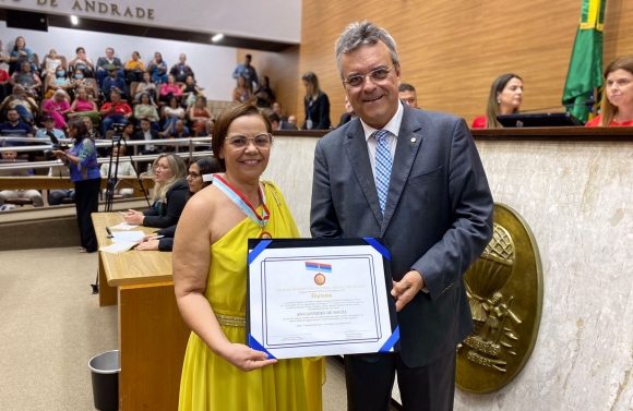 Secretária de Educação de Pedrinhas é homenageada por propositura do deputado Luciano Pimentel