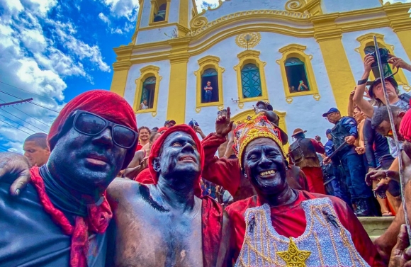 Lambe-sujos e caboclinhos enchem de cultura e tradição as ruas de Laranjeiras