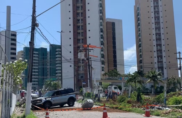 Carro atravessa avenida, passa por cima de canteiro e bate em poste na Zona Sul de Aracaju