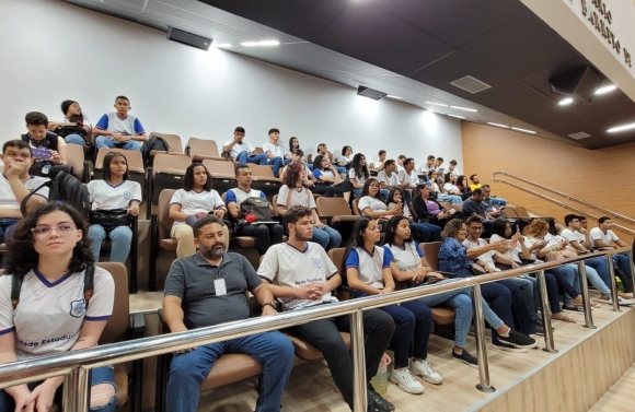 Projeto escolar ‘Visita à casa do povo’ leva estudantes do Colégio Estadual General Calazans à Assembleia Legislativa