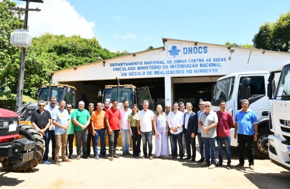 Laércio entrega caminhões e tratores para Prefeituras e associações de pequenos produtores