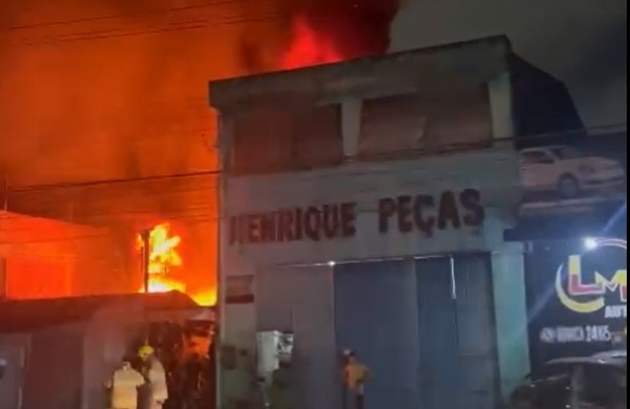 Incêndio destrói loja de estofados automotivos na Zona Norte de Aracaju