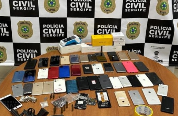 Polícia Civil prende investigado e apreende 32 celulares furtados, drogas e arma de fogo no Mercado Albano Franco