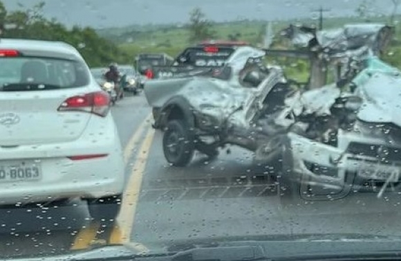 Colisão entre carro e ônibus deixa um morto na rodovia SE-270