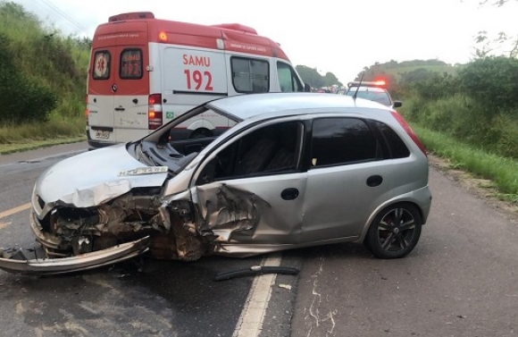 Colisão entre carro e caminhão deixa via interditada na BR-101