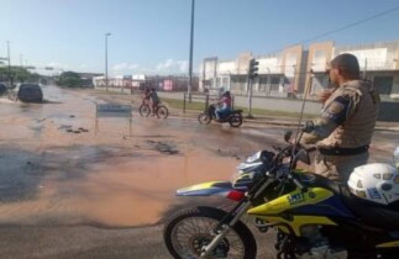 Asfalto cede na Av. Tancredo Neves e compromete abastecimento de água