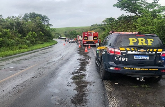 Condutor de veículo morre após colisão com caminhão tanque na BR-101