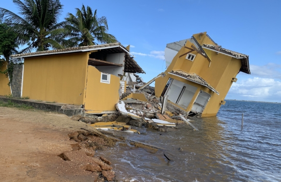 Erosão faz rio avançar 130m em 10 anos e ameaça Praia do Saco, diz pesquisa da UFS