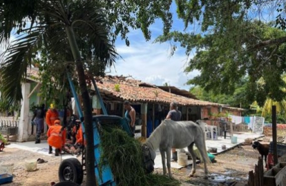 Telhado de residência desaba e deixa um homem ferido na Zona Norte