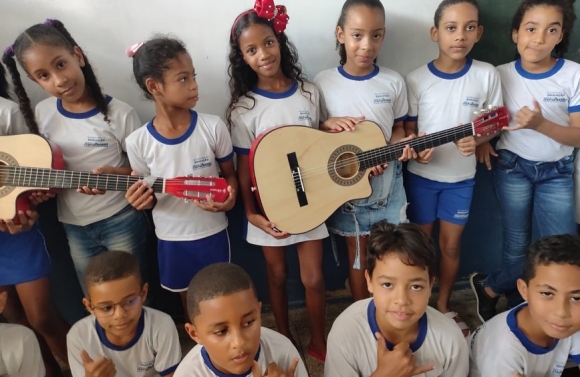 Escola no Povoado Gravatá Recebe Doação de Violões para Aulas de Música