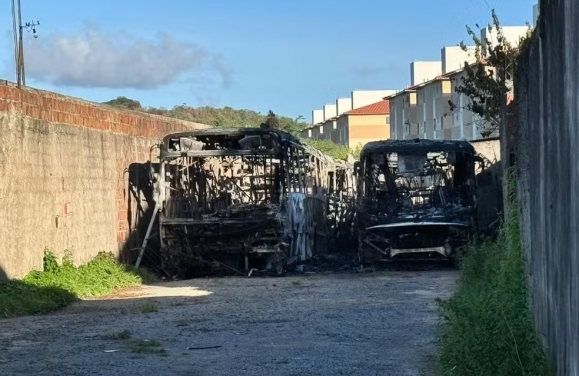 Incêndio atinge 19 ônibus escolares em garagem na Zona Sul de Aracaju