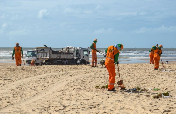 Com a chegada do Verão, Prefeitura intensifica serviços de limpeza das praias de Aracaju