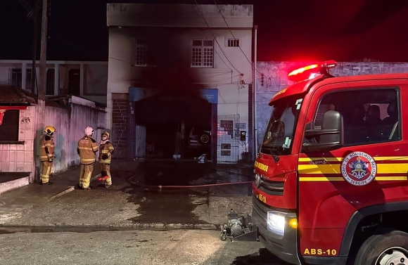 Corpo de Bombeiros combate incêndio em veículo dentro de oficina em Aracaju